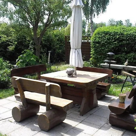 アパート Ferienwohnung Am Park ノイシュトレーリッツ